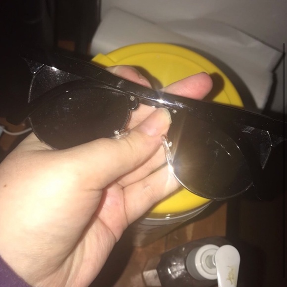 Black sunglasses - Picture 2 of 2